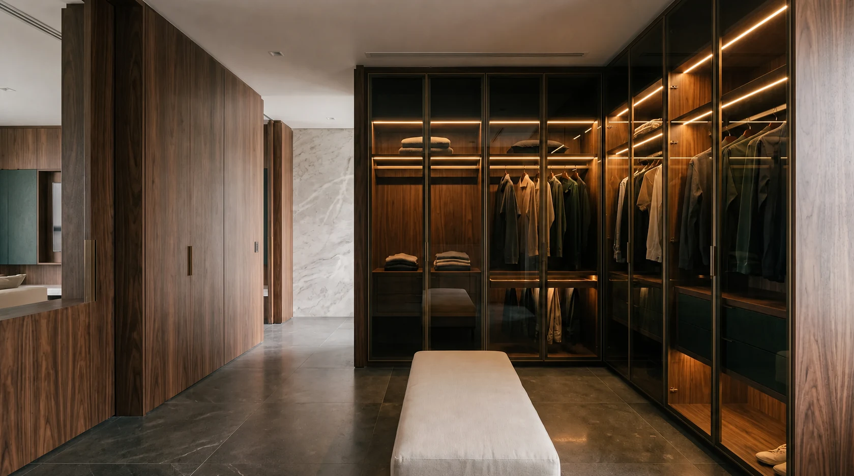 Estudo de closet com portas em vidro, interiores iluminados e organização por módulos